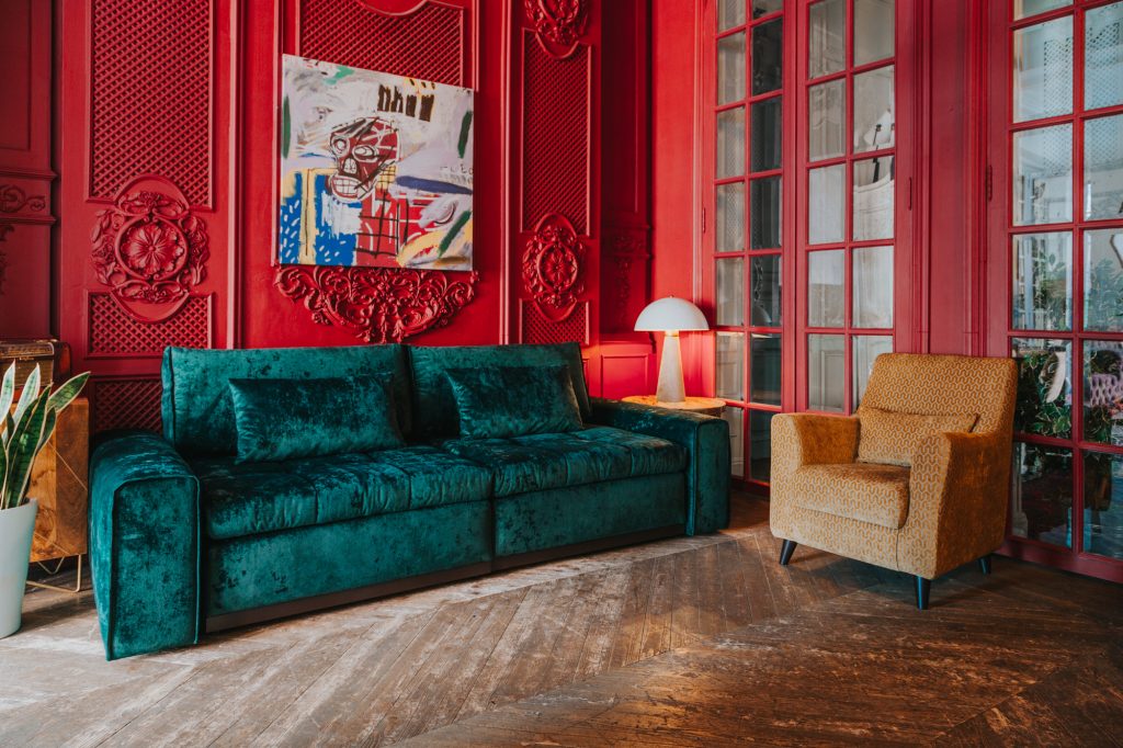 Зеленый диван в интерьере: разнообразие оттенков, стилевая совместимость,  примеры с фото