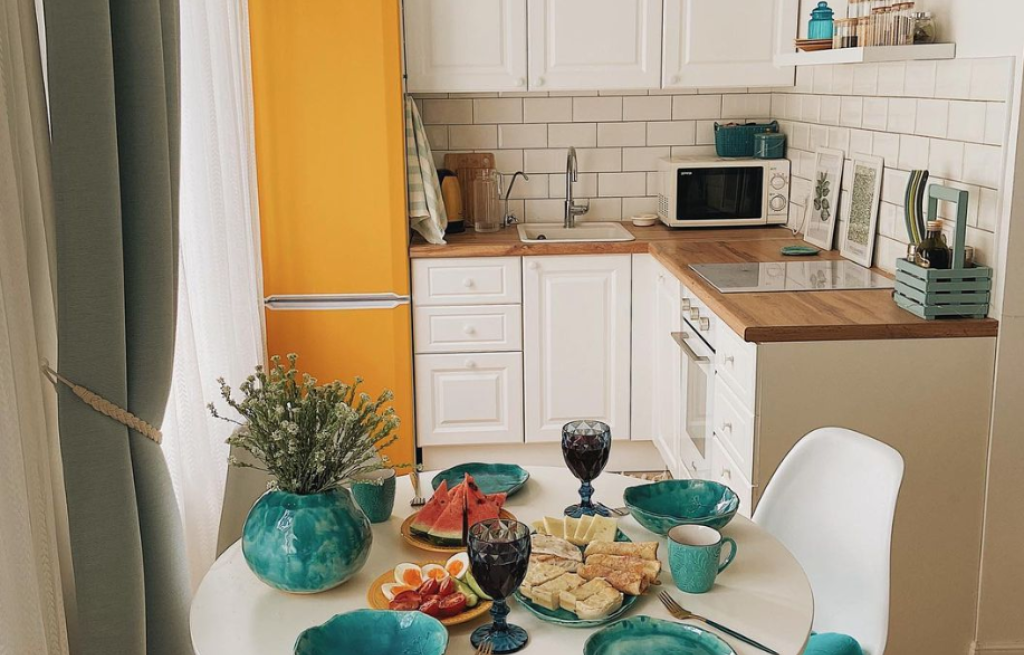 Маленькая кухня 4 м² — не приговор: делимся советами, как сделать стильный  и недорогой ремонт — INMYROOM