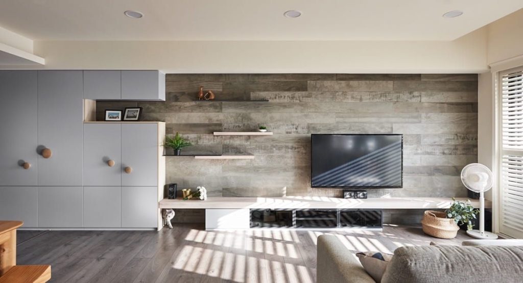 Темные тона ламината на стене лучше использовать в просторных помещения |  Lounge interiors, Small living room ideas with tv, Living room tv wall