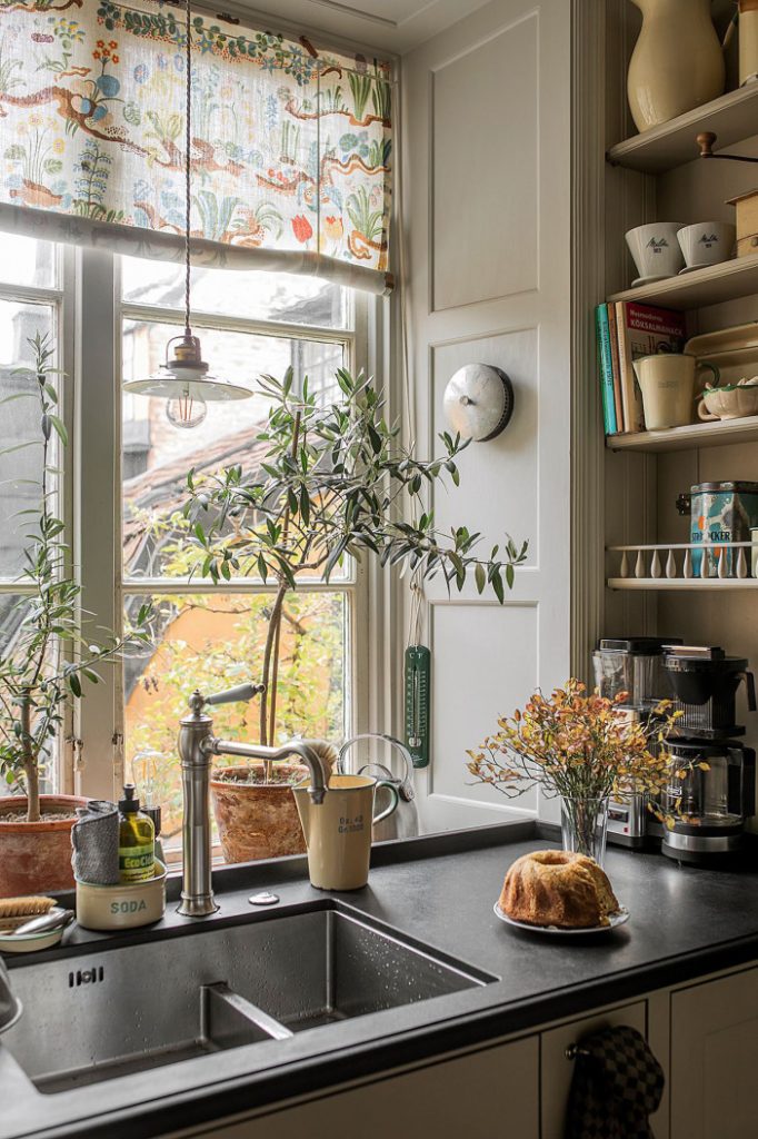Идеи оформления кухни: раковина у окна