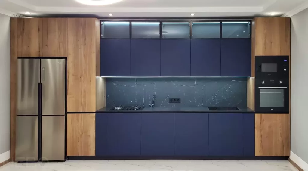 Современная кухня глубокого синего цвета в сочетании с деревянной текстурой  - на заказ в Москве