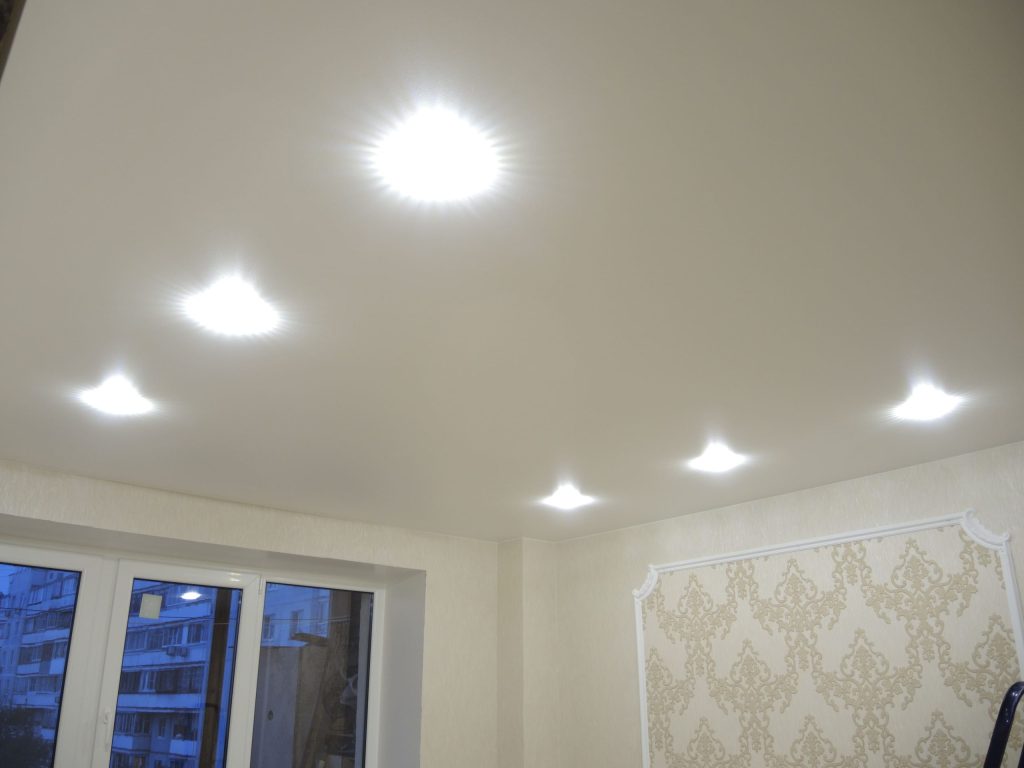 Освещение натяжных потолков – разнообразные варианты и особенности  установки осветительных приборов.