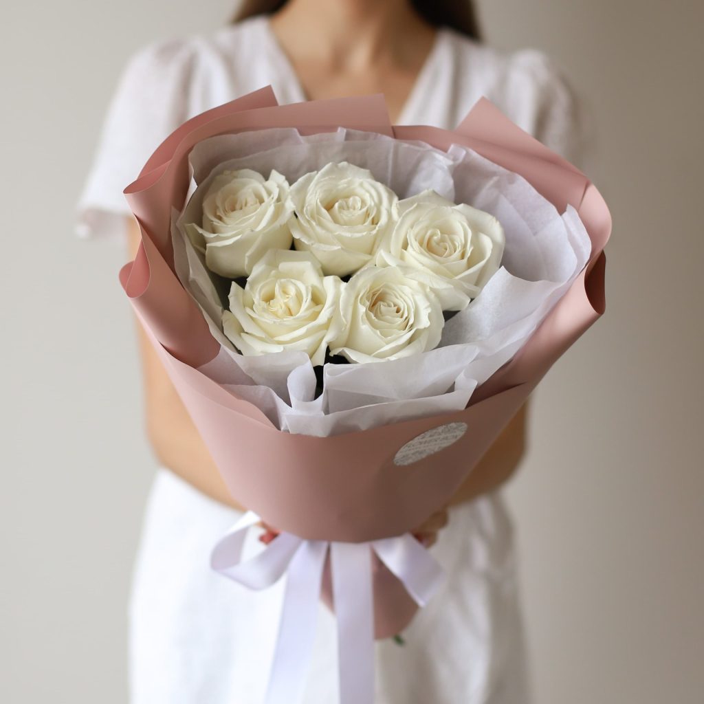 Белые розы в нежном оформлении (5 шт) №1574 купить в Саранске