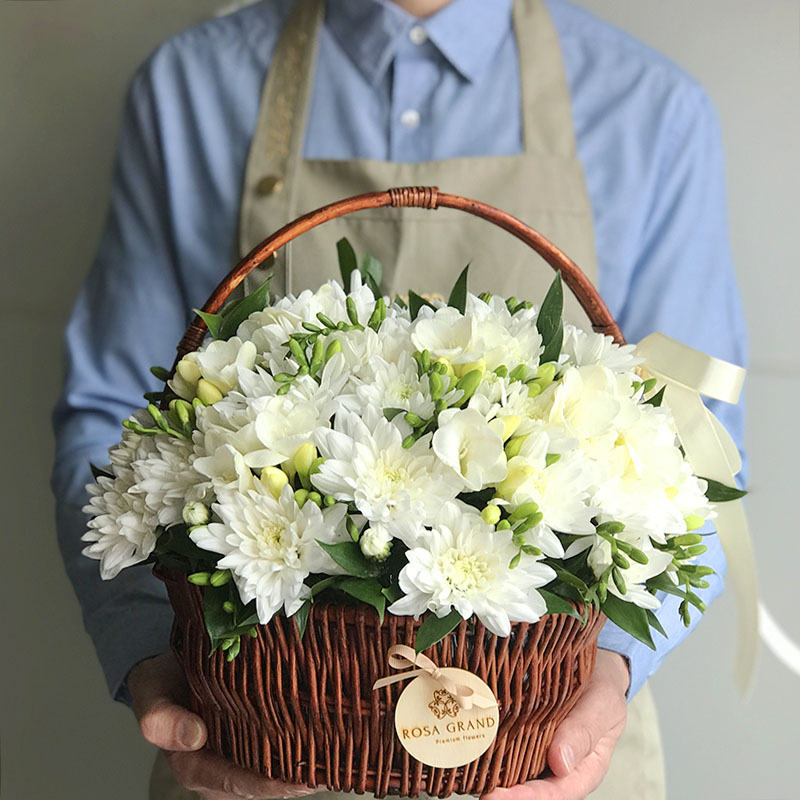 Белые хризантемы и фрезия в корзине - купить в интернет-магазине Rosa Grand