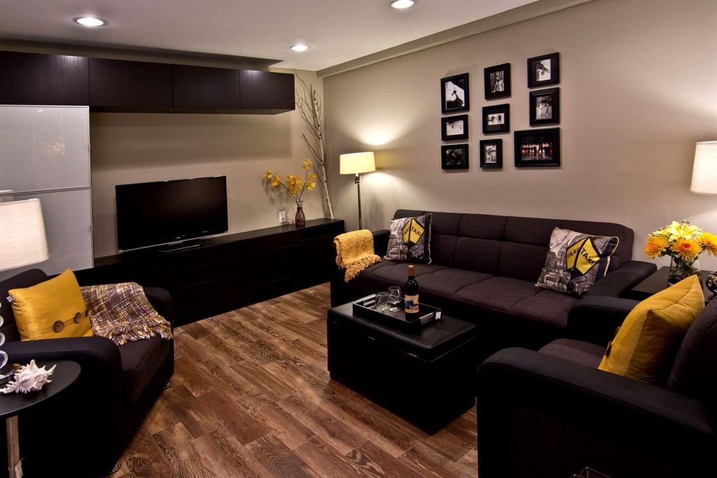 Темно коричневый диван в интерьере гостиной - 78 фото