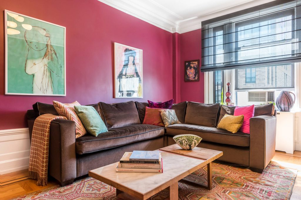 Коричневый диван в интерьере – 135 лучших фото-примеров гостиной с  коричневым диваном