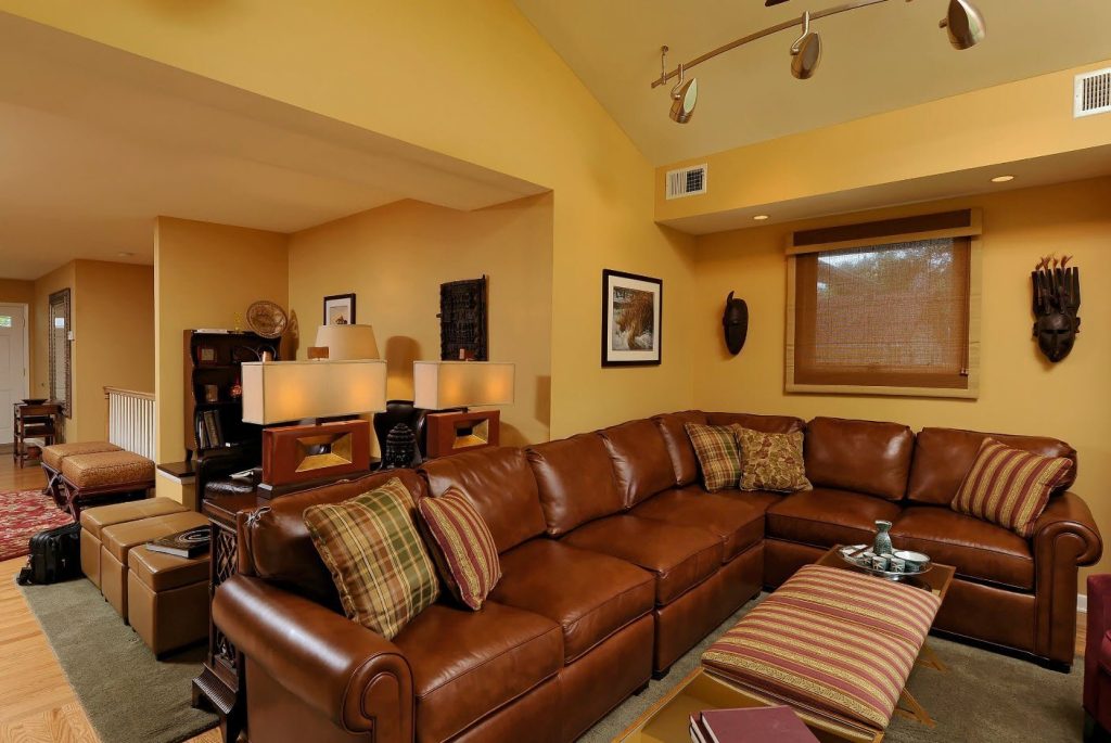 Гостиная с коричневым диваном - 60 фото