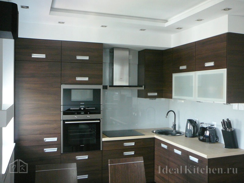 Угловые кухни — 125 фото в интерьере, лучшие варианты дизайна с мойкой в  углу, барной стойкой и окном