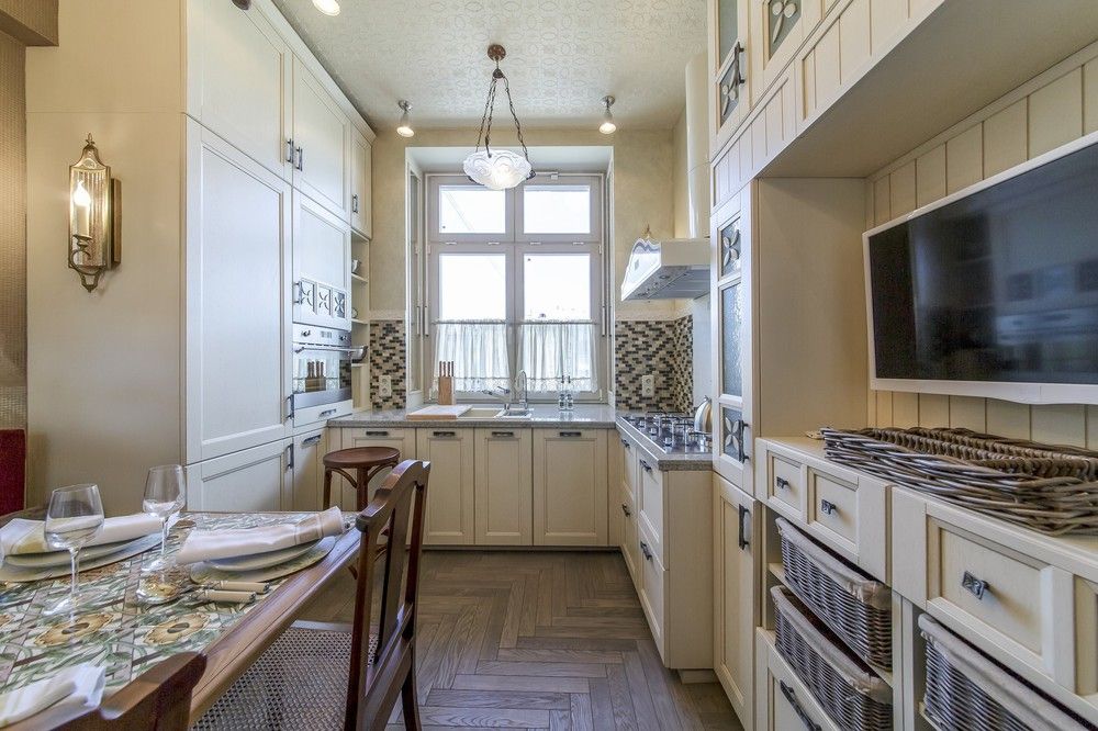 Дизайн кухни с окном – фото-идеи с примерами в частном доме и квартире