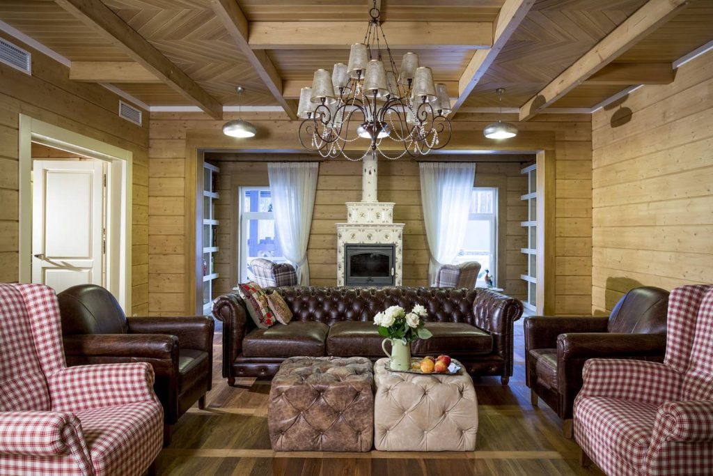 Дизайн гостиной в деревянном доме