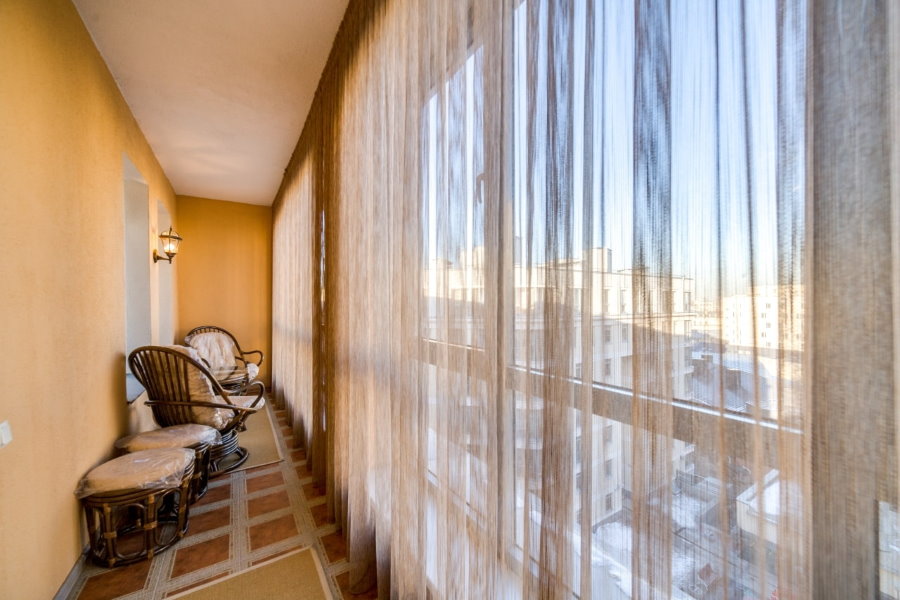 Шторы на балкон: рулонные, занавески, тюль и другие варианты в интерьере  комнаты