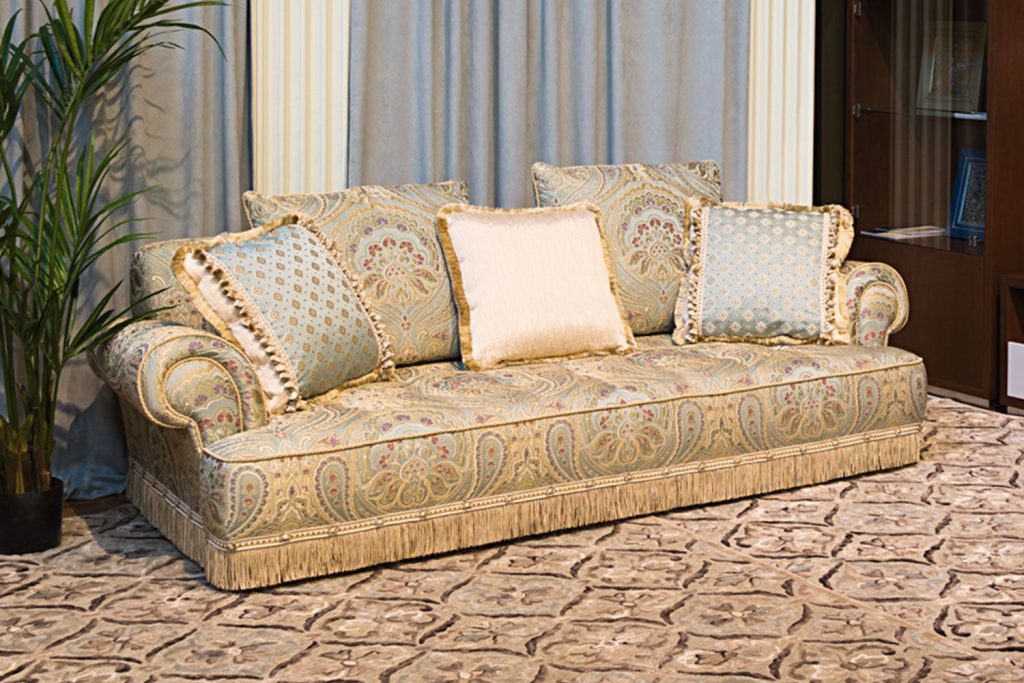 Как выбрать диван для интерьера в стиле барокко? | Полезная информация -  фабрика 8 Марта
