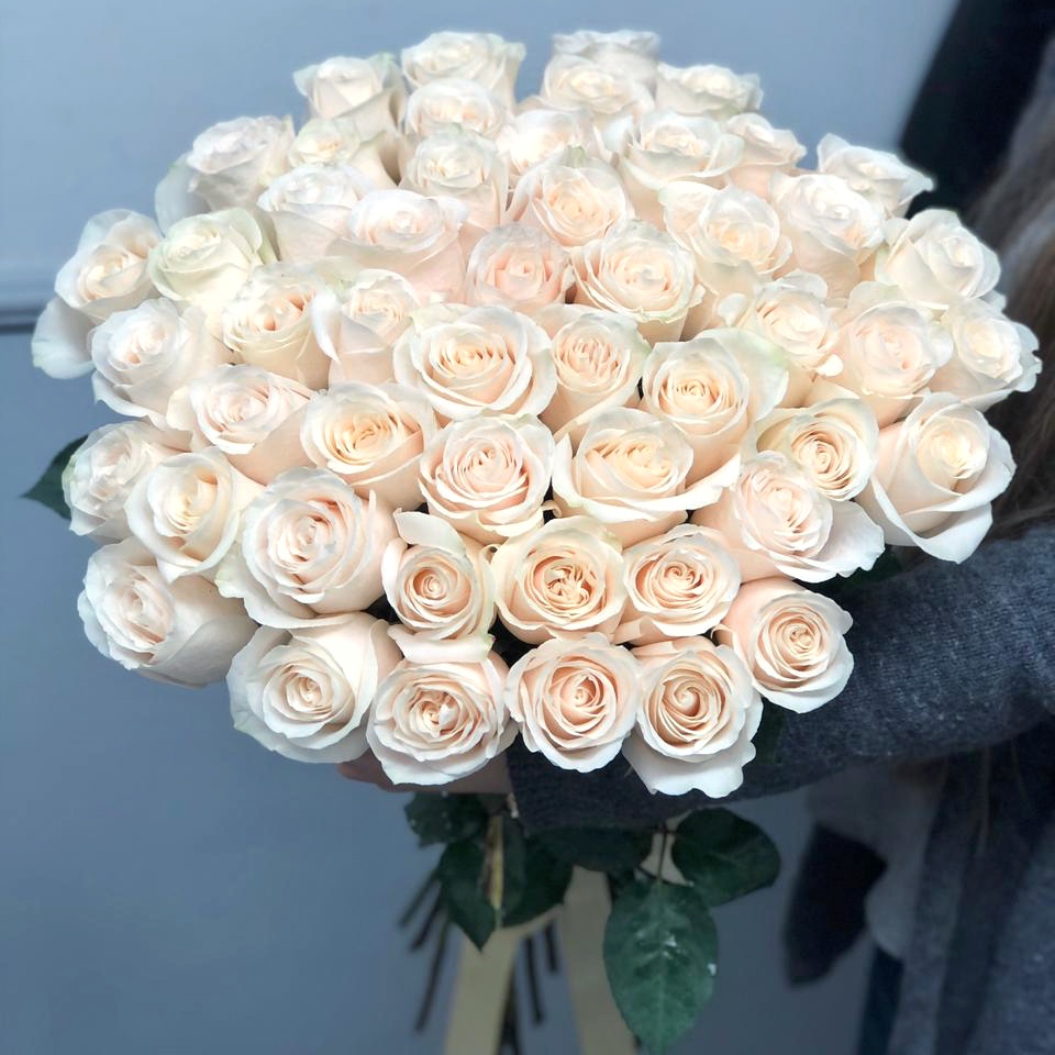 Белые розы 50 см доставка в Краснодаре | Floart-krasnodar.ru