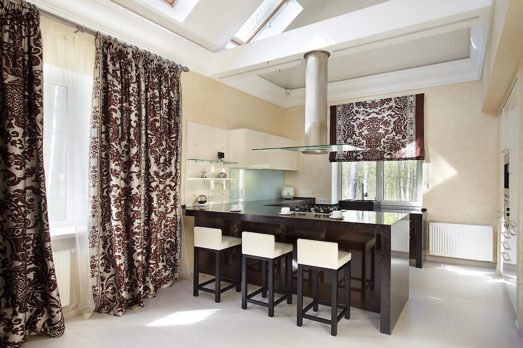 Шторы в гостиную совмещенную с кухней: выбор стиля и зонирование интерьера,  фото