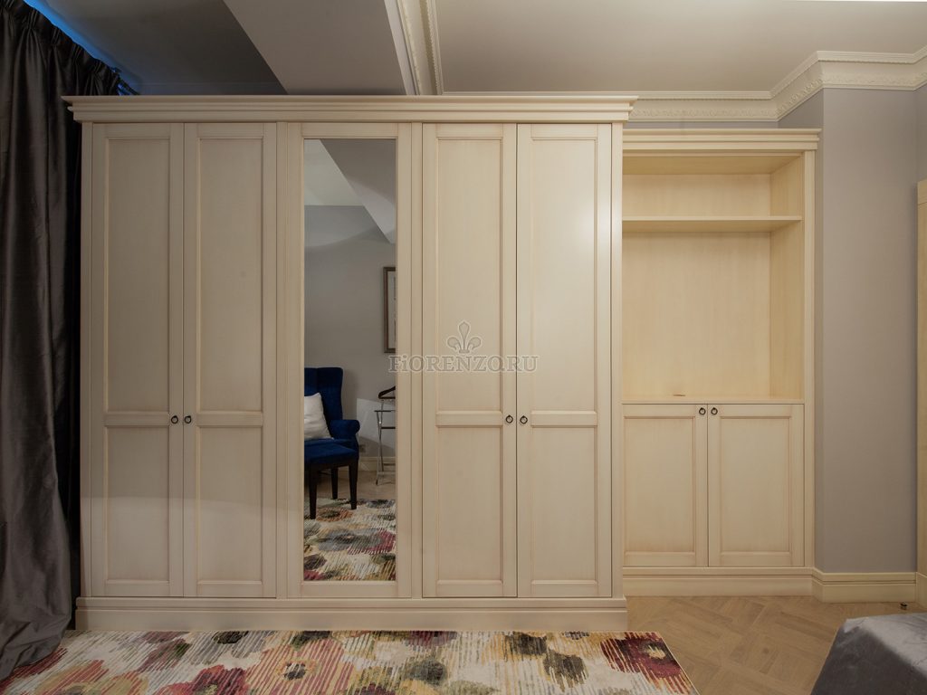 Распашной кремовый шкаф в гостиную «Кворн» с патированными фасадами под  заказ, Арт.205