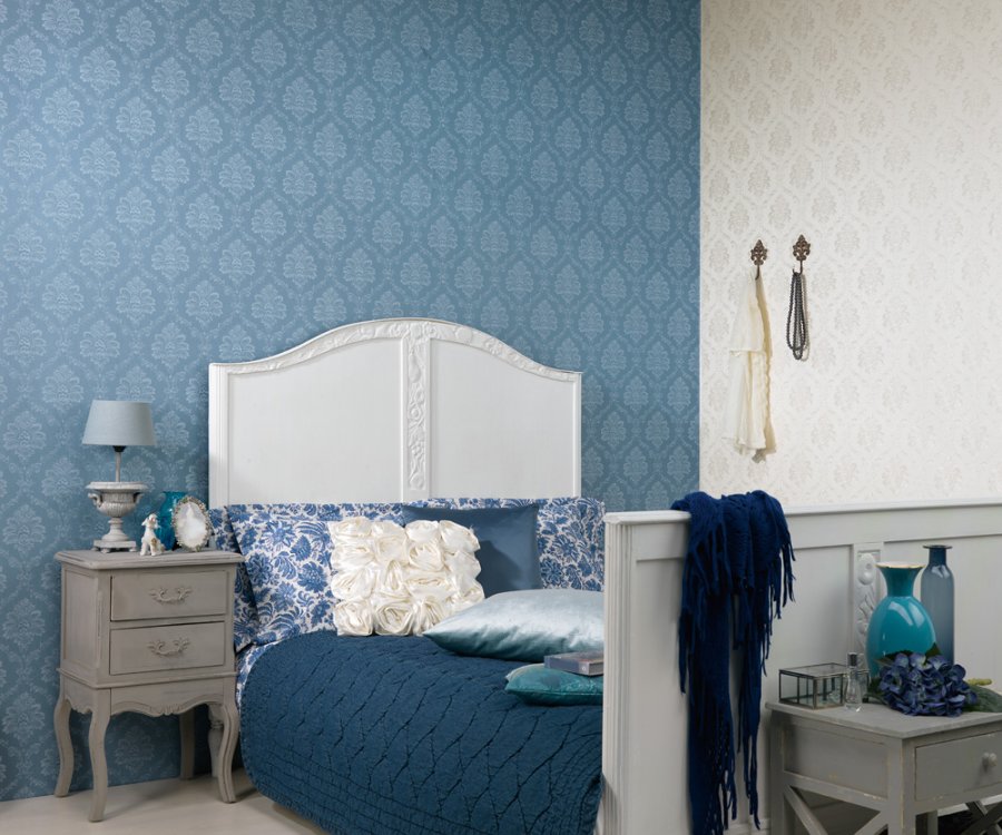 Обои для стен голубые: как применять и сочетать в интерьере спальни, кухни,  ванной и коридора, с чем можно гармонировать и как правильно поклеить без  образования стыка