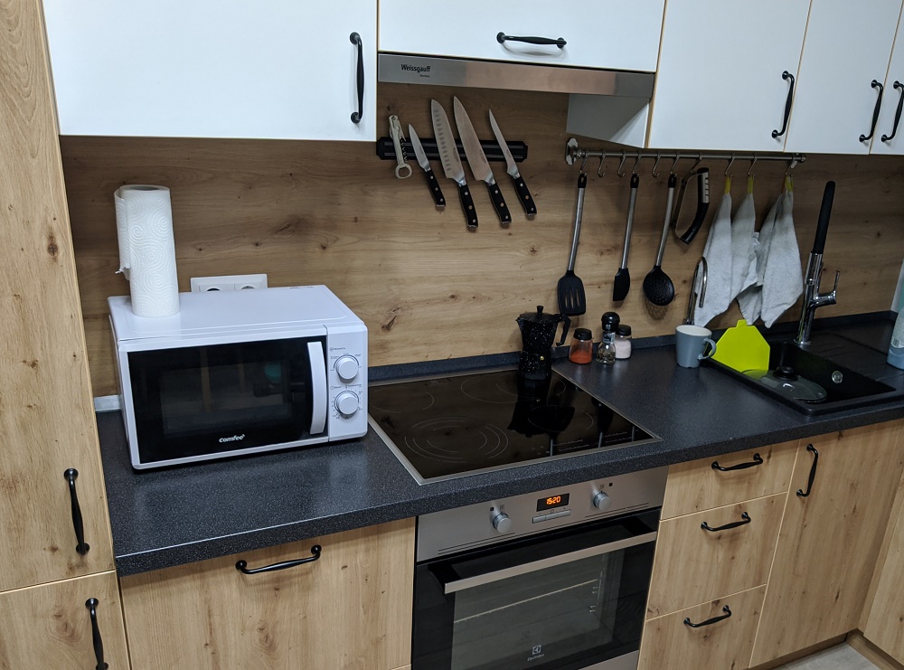 Микроволновка на маленькой кухне: варианты и идеи размещения