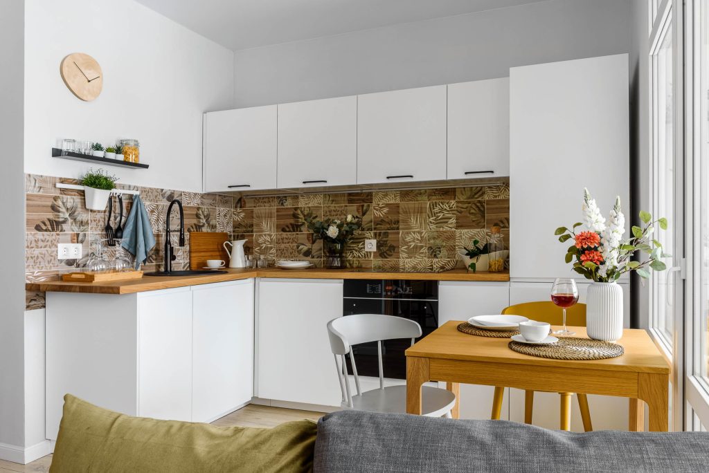 Красивые белые кухни-гостиные – 135 лучших фото дизайна интерьера кухни |  Houzz Россия