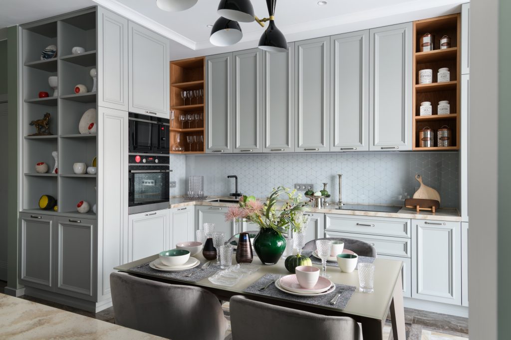 Красивые белые кухни-гостиные – 135 лучших фото дизайна интерьера кухни |  Houzz Россия