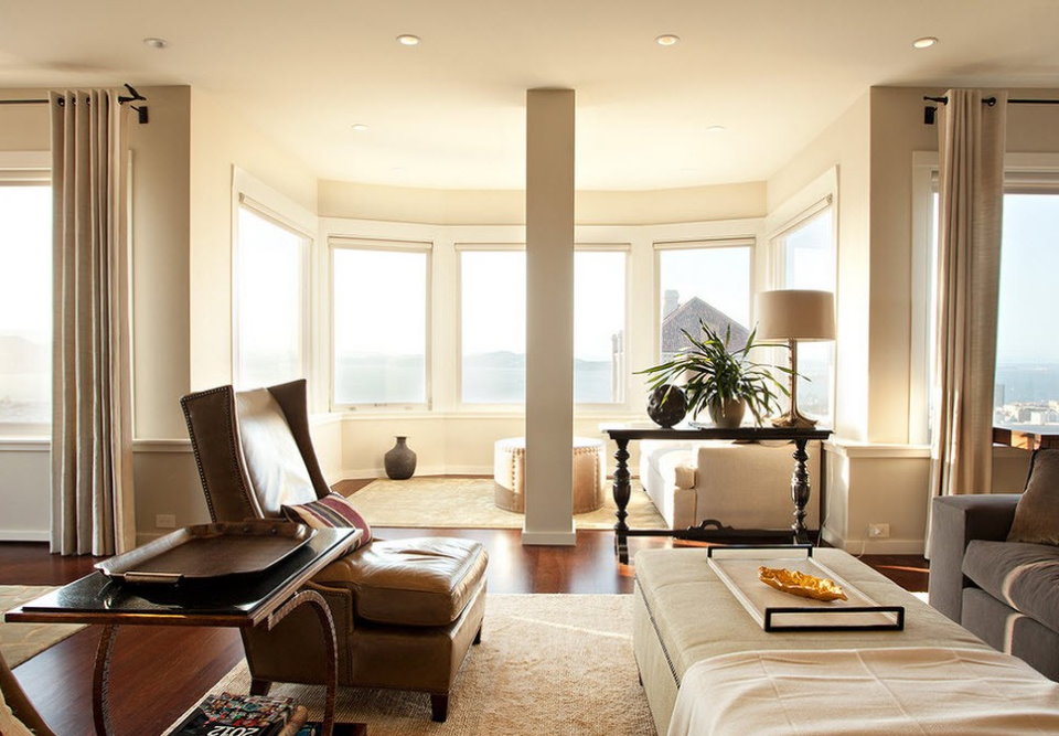 Дизайн гостиной с эркером: варианты оформления комнаты, фото решения  интерьера