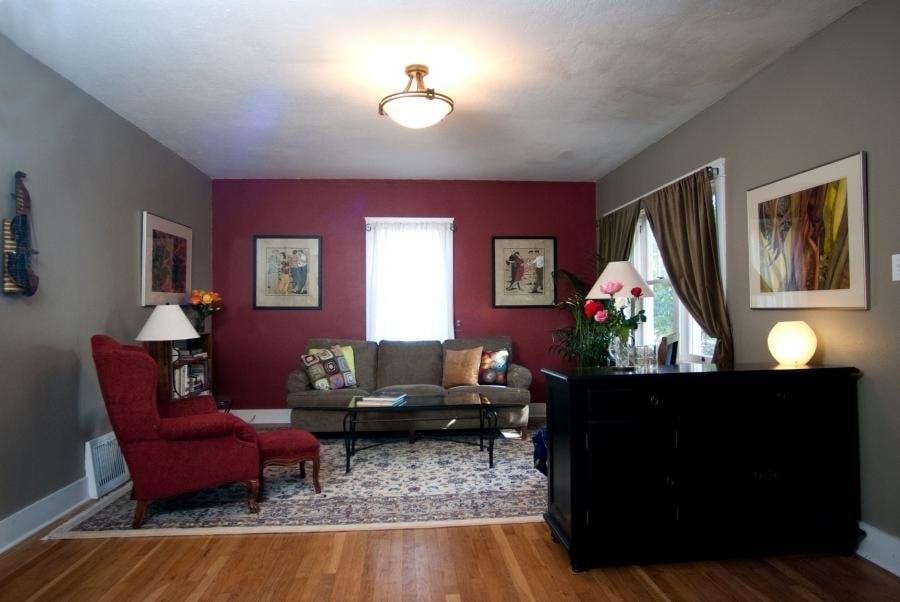 Бордовый диван в интерьере гостиной - 64 фото
