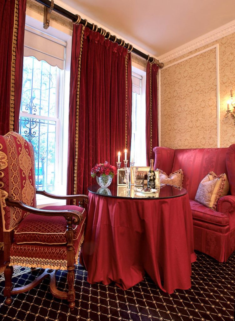 Бордовая гостиная - 65 фото элегантного дизайна гостиной бордового цвета