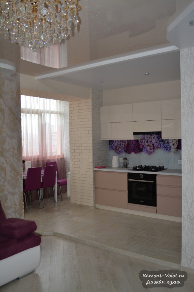 Бежевая кухня, совмещенная с балконом, в студии в Харькове (18 фото)