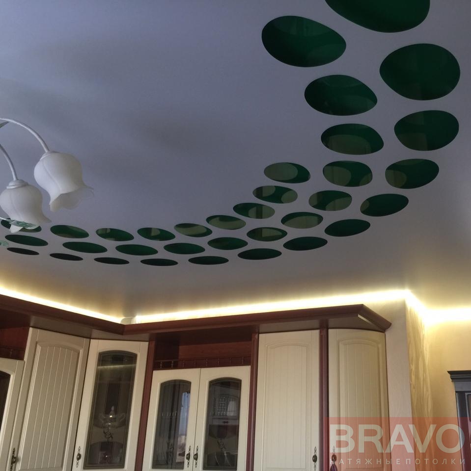 Натяжной потолок в гостиной цена с установкой в Туле от 4200 ₽