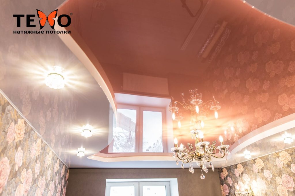 Натяжные потолки в гостиной – популярные и оригинальные дизайны