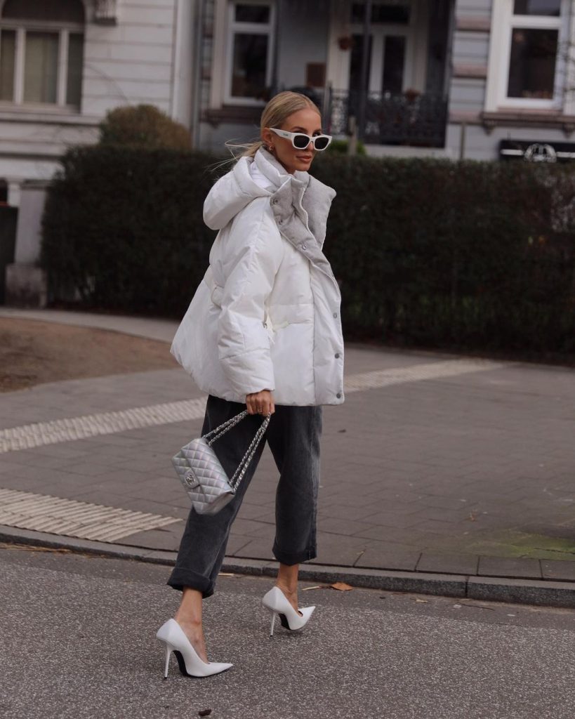 Белая куртка: 15 примеров как оживить свой образ