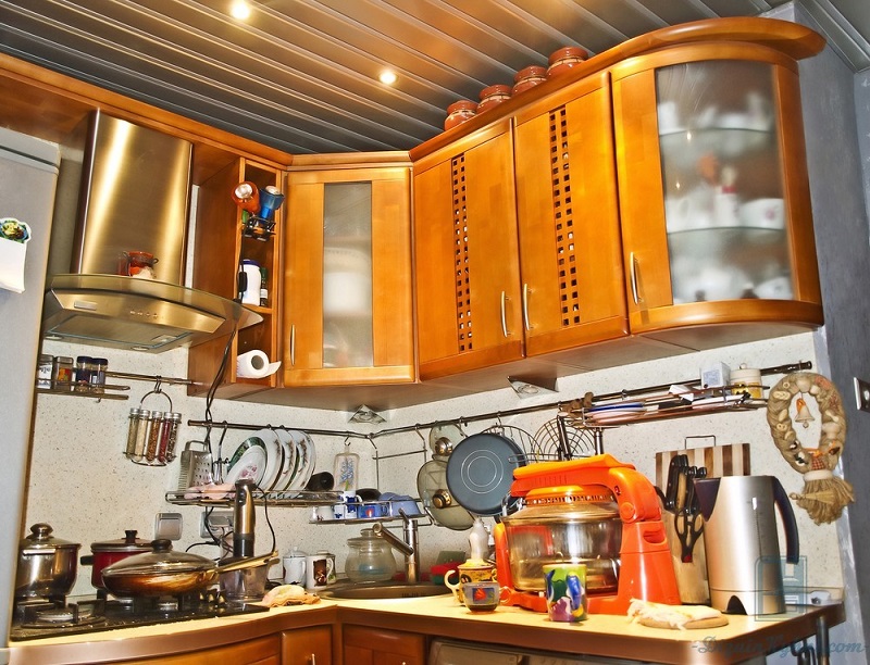 Кухня с низким потолком: практические советы по оформлению и 40+ фото  интерьеров