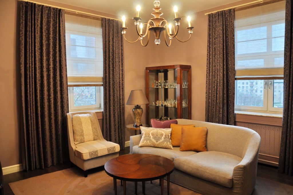 Гостиная с двумя окнами — идеальное место для семейного отдыха и приема  гостей