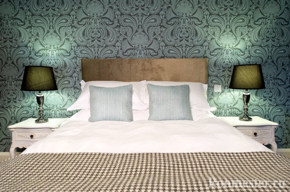 Дизайн обоев в спальне: виды и комбинирование в интерьере - 40 фото