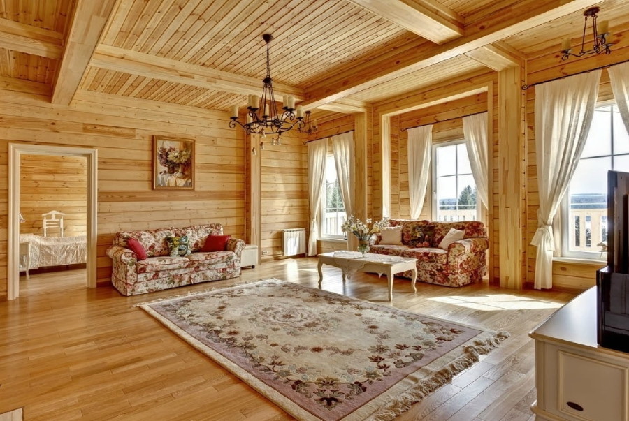 Интерьер гостиной в деревянном доме из бруса: фото дизайна совмещенных  комнат
