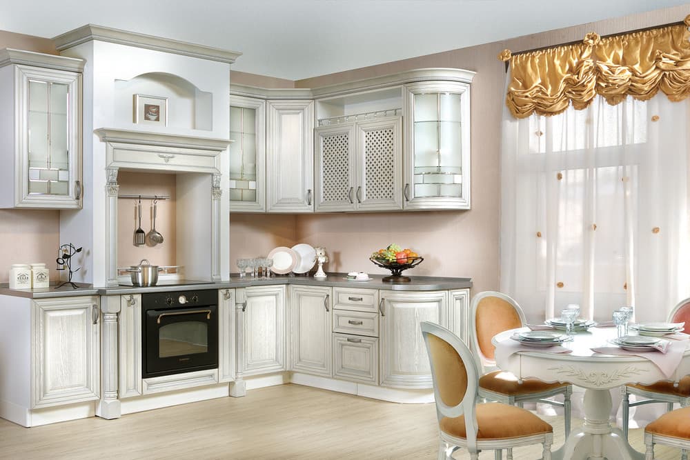 Кухня в классическом стиле: фото интерьера, дизайн в светлых тонах, угловые  в кухне-гостиной, в частном доме