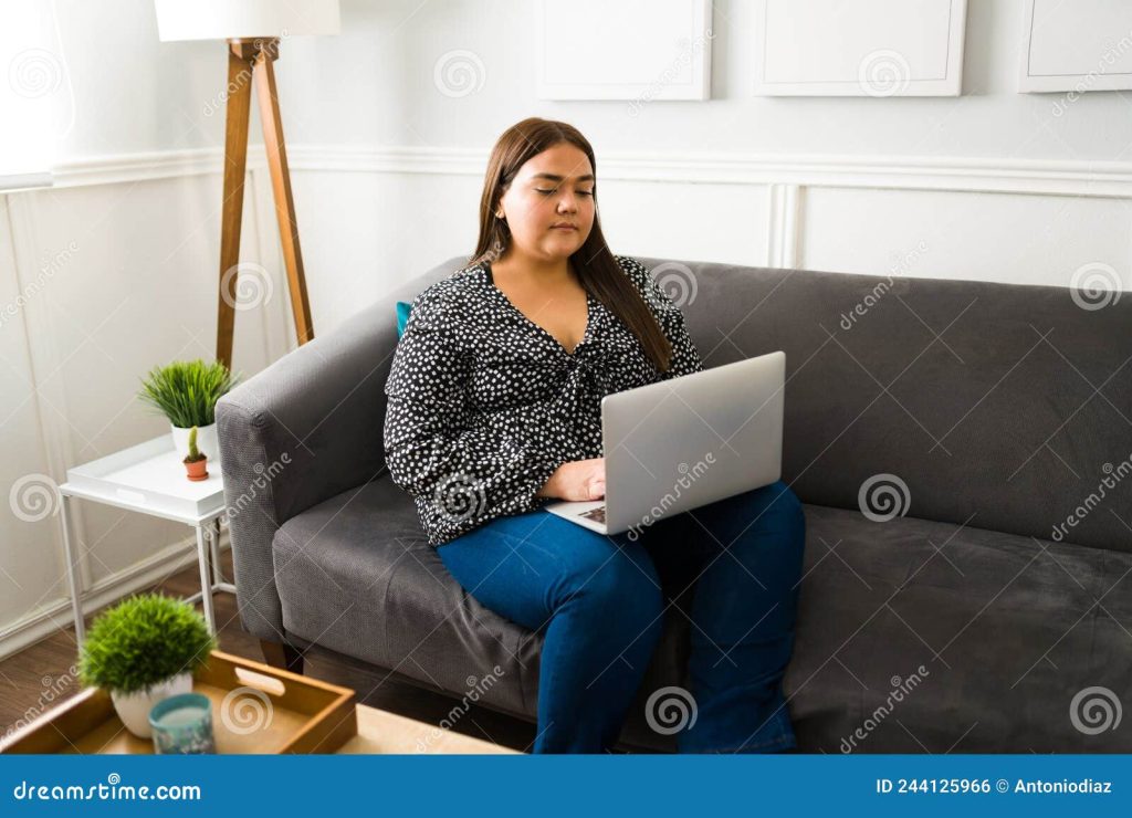 привлекательная толстая женщина с ноутбуком Стоковое Фото - изображение  насчитывающей средства, счастье: 244125966