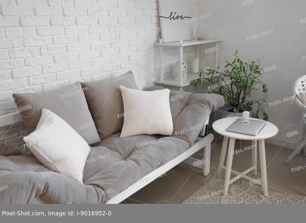 Уютный серый диван с подушками и современный ноутбук на столе в интерьере  гостиной :: Стоковая фотография :: Pixel-Shot Studio