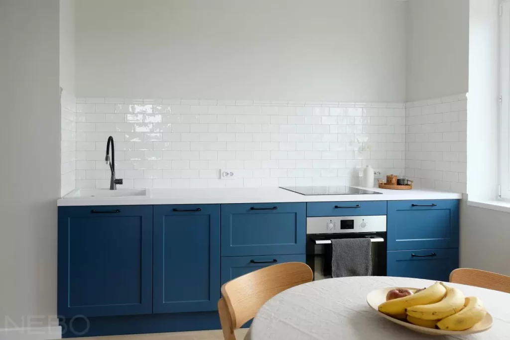 Маленькая синяя кухня без верхних шкафов и с белой столешницей - на заказ в  Москве