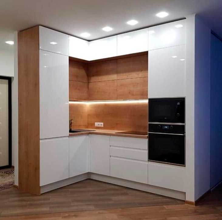 Маленькая кухня с двойным верхом до потолка на заказ по индивидуальному  проекту в Москве и Мо