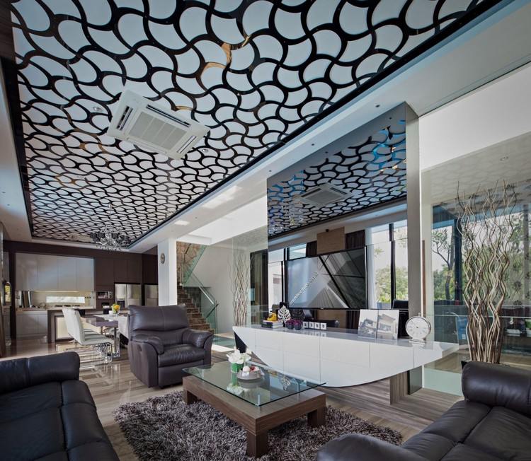 Идея современного дизайна потолка — дом премиум-класса в Джакарте. Красивые  интерьеры и дизайн