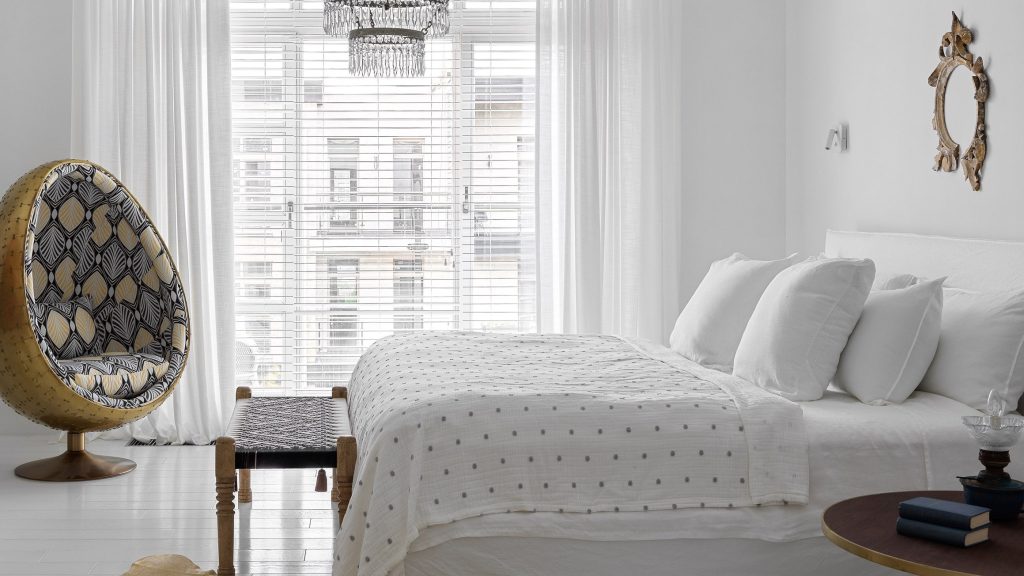 Дизайн спальни в белых тонах: 10 примеров, где цвет выполняет разные  функции | AD Magazine