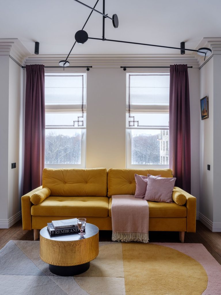 Стильная квартира с яркими акцентами и кабинетом в эркере | Яркие гостиные,  Желтый диван, Интерьер