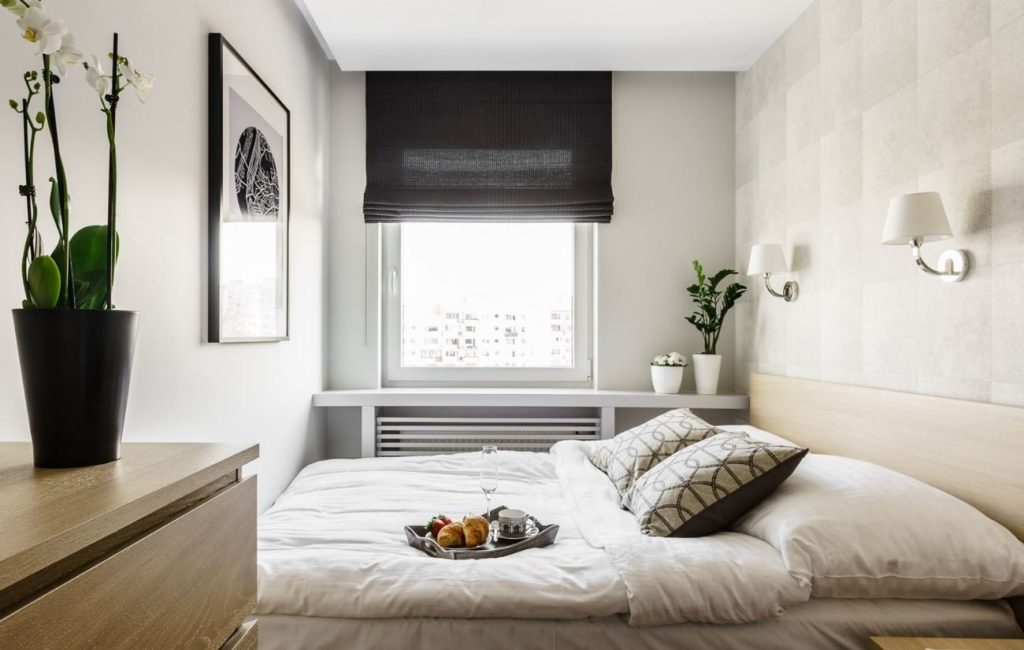 Дизайн узкой спальни с окном - 70 фото