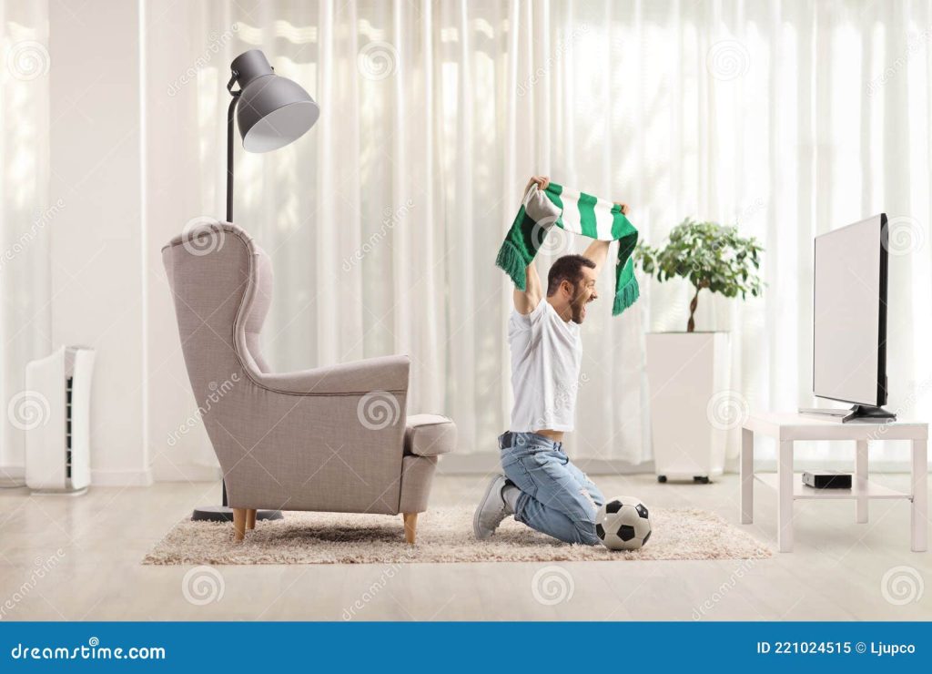 футбольный фанат стоит на коленях перед телевизором со шарфом Стоковое  Изображение - изображение насчитывающей вскользь, футбол: 221024515