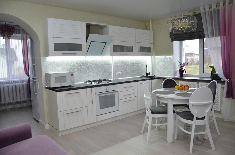 Дизайн кухни-гостиной 17 кв. м: фото с зонированием интерьера, идеи  планировки