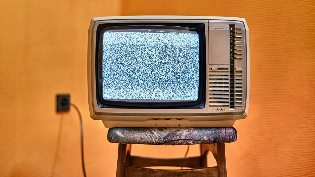 Почему телевизор лагает и как решить проблему? 6 способов — от чистки кеша  до настройки Интернета