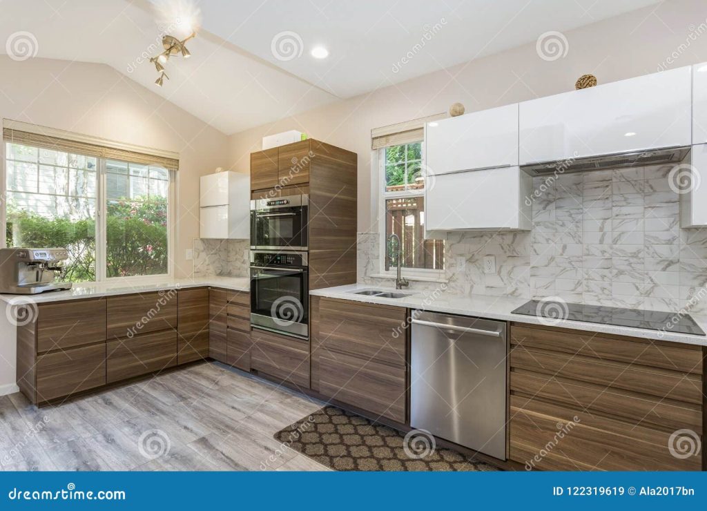 Современный дизайн кухни в Remodeled доме Стоковое Изображение -  изображение насчитывающей зодчества, кухня: 122319619