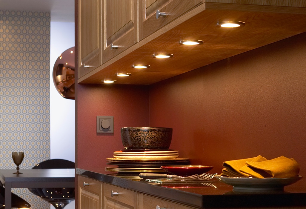 Точечные светильники на кухню - основные виды, особенности расположения и  советы по установке