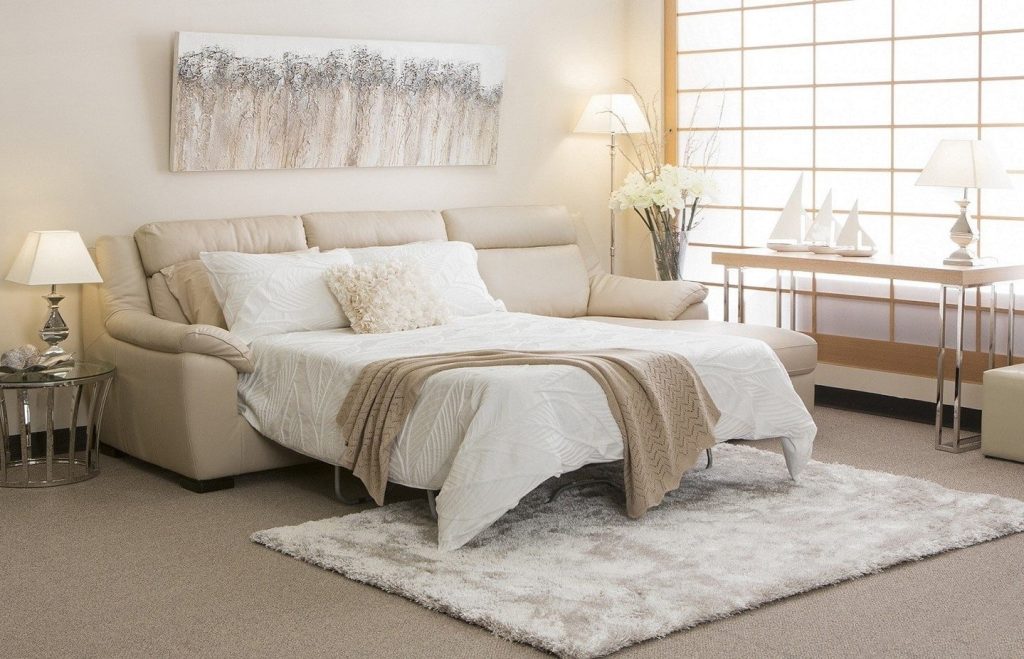 Дизайн спальни с диваном: маленькая комната с кроватью, фото интерьера