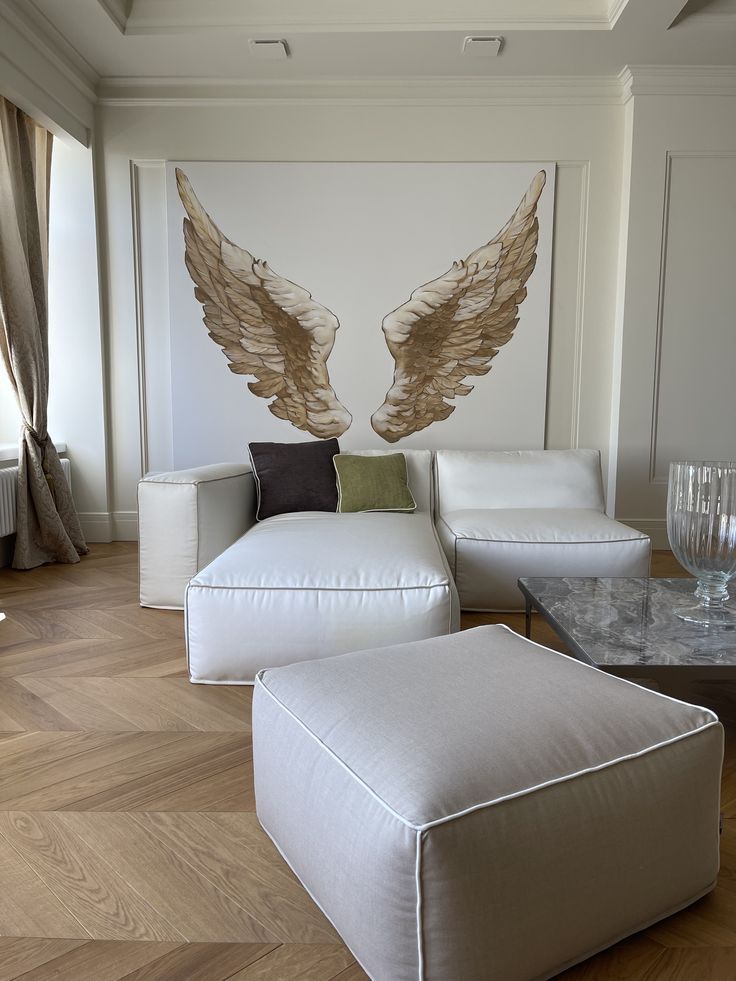 Белый диван с оттоманкой, модульный диван с лежаком, светлая гостина,  рисунок на стене | Современный диван, Дизайн гостиной, Современный интерьер